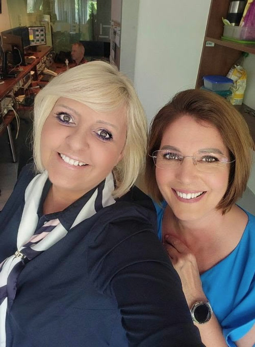 Dorogi Barbara és Szentpéteri Eszter mosolygós közös szelfije