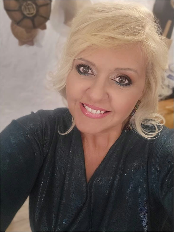 Dorogi Barbara mosolyogva, fekete felsőben