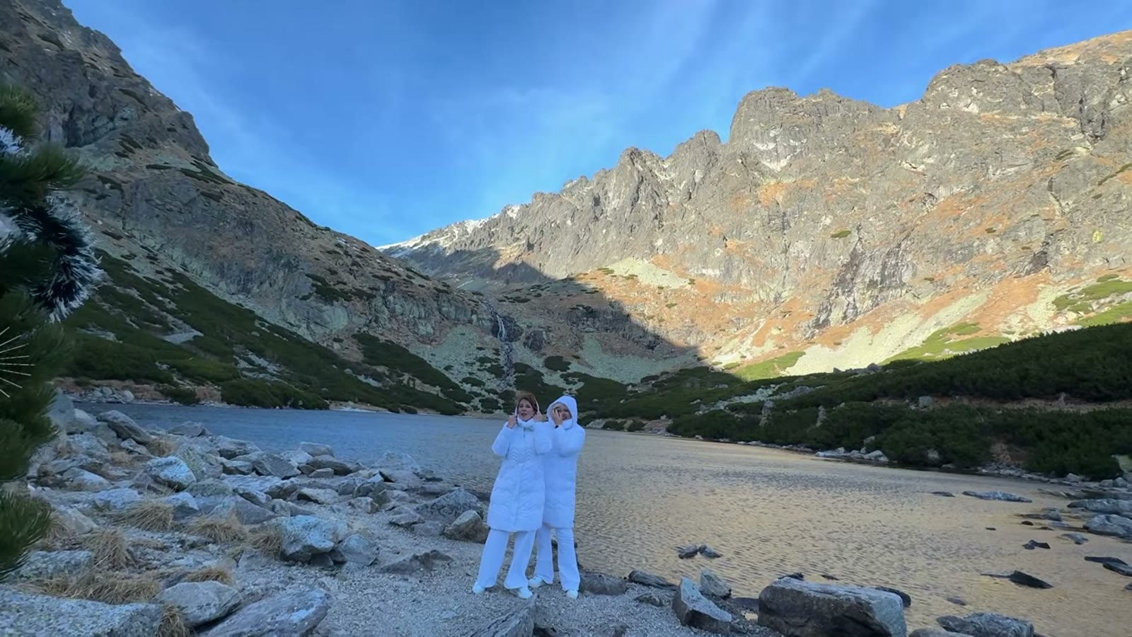 Dorogi Barbara és Szentpéteri Eszter a B.E. Soulmates videóklipjében